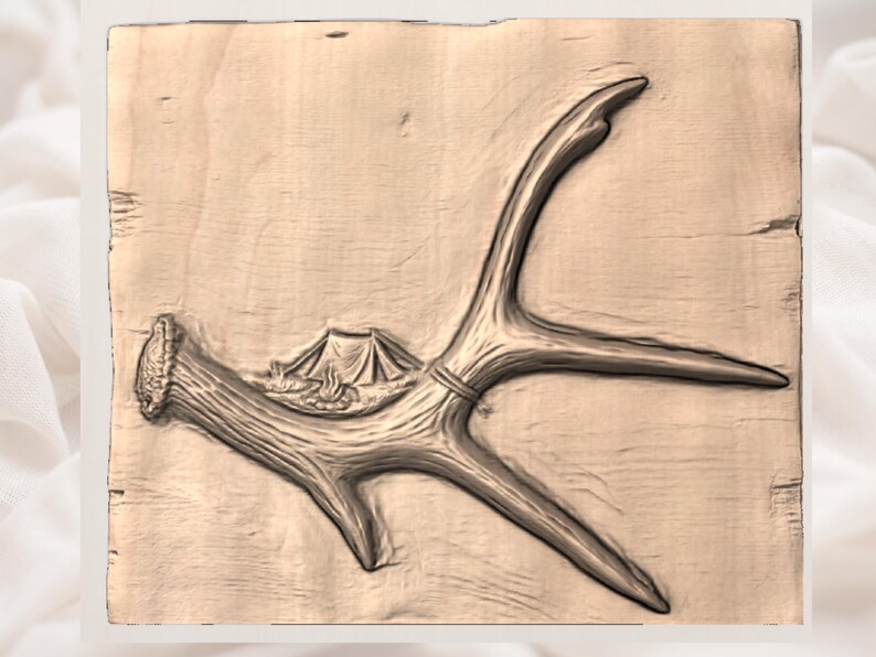Peut inclure: Sculpture en bois d'un bois de cerf avec une sc&egrave;ne de camping. Le bois est brun clair avec une texture d&eacute;taill&eacute;e. Une tente et un feu de camp sont sculpt&eacute;s &agrave; la base, sugg&eacute;rant le th&egrave;me du camping.