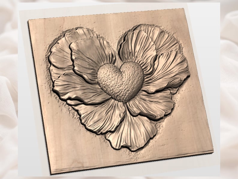 Pu&ograve; includere: Un'intaglio in legno a rilievo con un design floreale a forma di cuore. Il cuore centrale &egrave; strutturato, circondato da petali dettagliati. L'opera d'arte &egrave; presentata su un pannello quadrato di legno, che mostra la venatura naturale del legno.