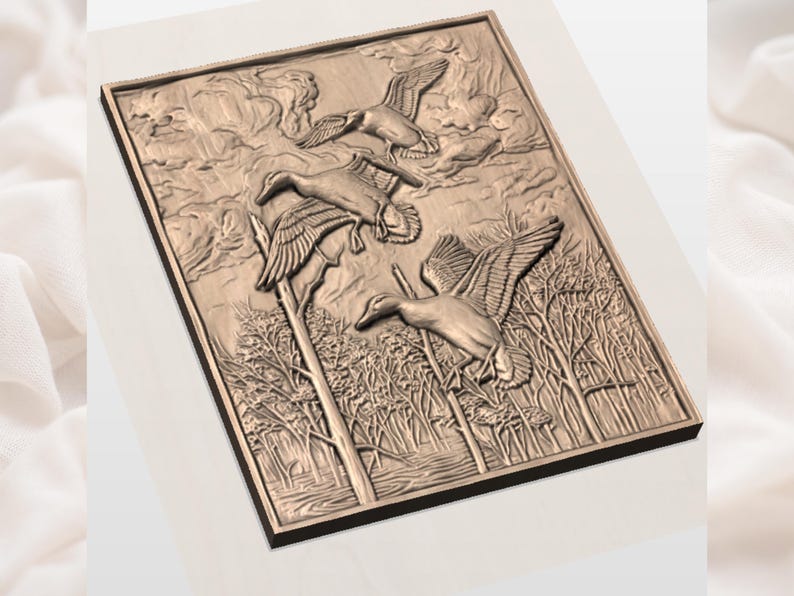 Puede incluir: Un relieve rectangular de color bronce que representa a tres patos en vuelo sobre un bosque. Los patos est&aacute;n en varias etapas de vuelo, con texturas detalladas de alas y plumas. El fondo presenta &aacute;rboles y nubes.