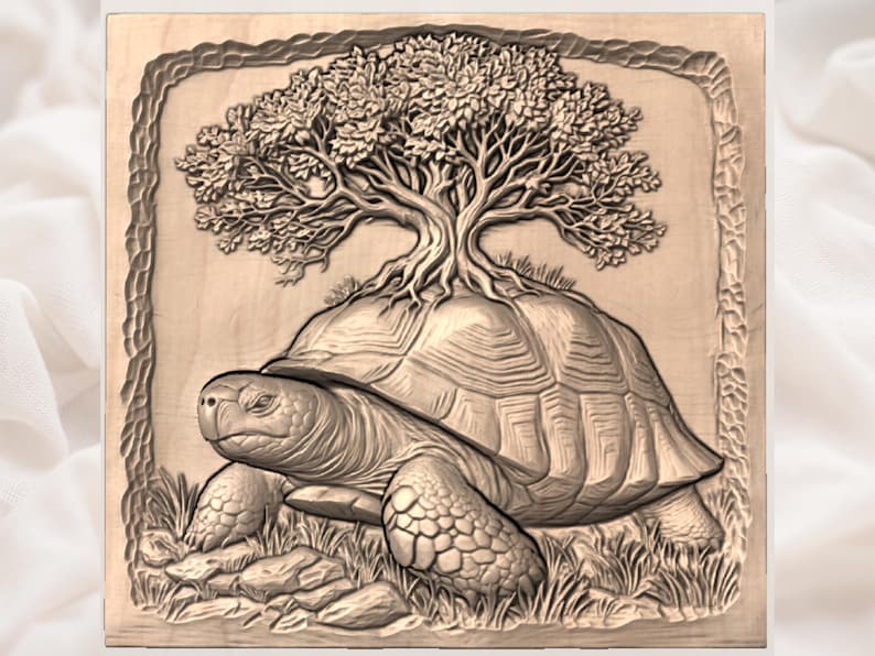 Peut inclure: Sculpture en bois repr&eacute;sentant une tortue avec un arbre poussant sur son dos. La tortue est d&eacute;taill&eacute;e, pos&eacute;e sur de l'herbe et des pierres. L'arbre a des branches et des feuilles d&eacute;taill&eacute;es, le tout dans un cadre sculpt&eacute;.