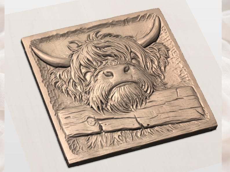Puede incluir: Un detallado relieve tridimensional de la cabeza de una vaca de las Highlands. La obra de arte presenta el pelaje lanudo, los cuernos y los rasgos faciales de la vaca, sobre un fondo texturizado. El relieve es de un color marr&oacute;n c&aacute;lido y terroso, lo que sugiere una est&eacute;tica r&uacute;stica o natural.