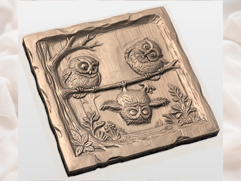 Puede incluir: Una placa de madera tallada con tres b&uacute;hos. Dos b&uacute;hos se posan en una rama, mientras que el tercero cuelga boca abajo. El relieve incluye un &aacute;rbol, hojas y un fondo texturizado, todo en un tono de madera natural.