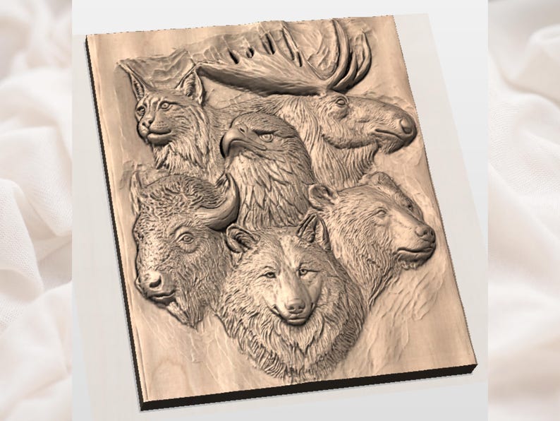 Pu&ograve; includere: Un'intaglio in legno a rilievo raffigurante sei animali nordamericani: una lince, un'aquila, un alce, un bisonte, un lupo e un orso. Gli animali sono intagliati in dettaglio, mostrando le loro caratteristiche e trame distintive. L'opera &egrave; presentata su un pannello di legno rettangolare.