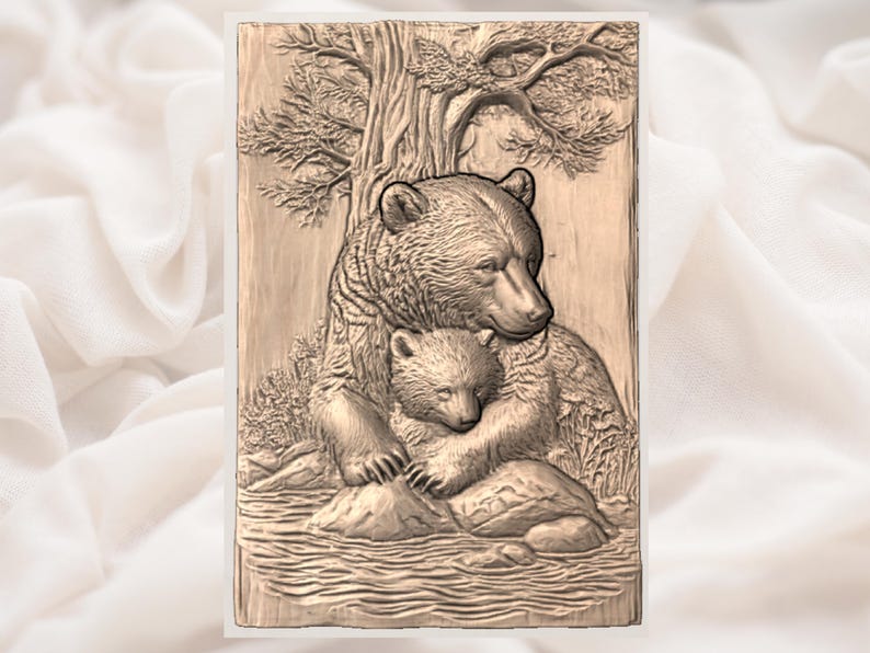 Puede incluir: Escultura en relieve detallada de una osa abrazando a su osezno bajo un &aacute;rbol. La obra de arte est&aacute; representada en tonos marrones, mostrando el pelaje de los osos y la textura de la corteza del &aacute;rbol. La escena evoca calidez y protecci&oacute;n.