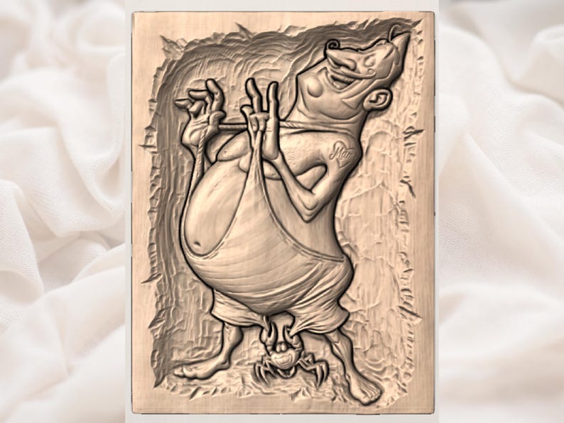 Puede incluir: Un relieve de madera tallada que representa una figura jovial con una gran barriga, vestida con ropa sencilla. La figura tiene un tatuaje en el brazo y est&aacute; rodeada por un fondo texturizado. La talla es en tonos marrones.