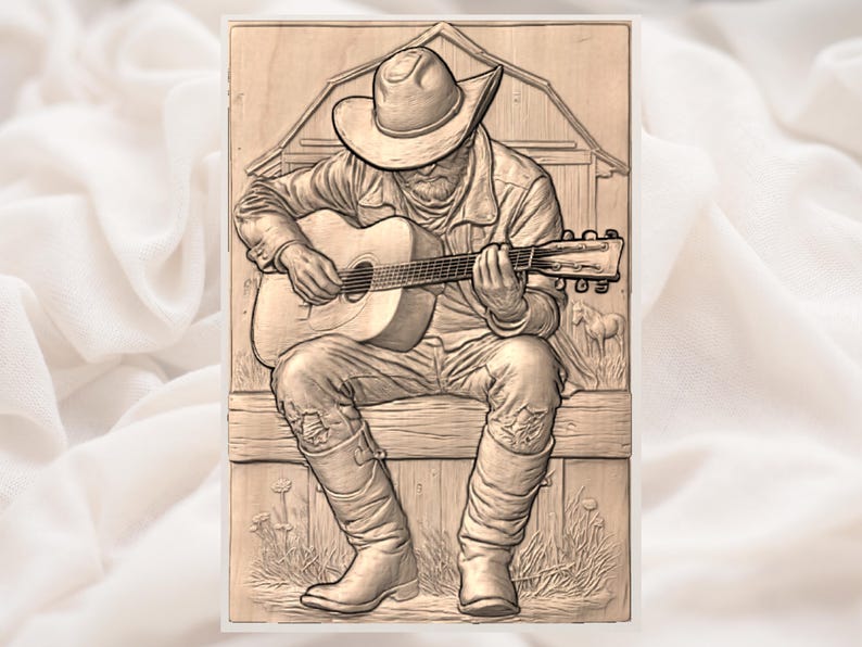 Op de afbeelding: Een gedetailleerde houtsnijwerk toont een cowboy die gitaar speelt. De cowboy zit op een houten bank, draagt een hoed, overhemd, jeans en laarzen. De achtergrond toont een schuur en een paard. Het snijwerk is in bruine tinten.