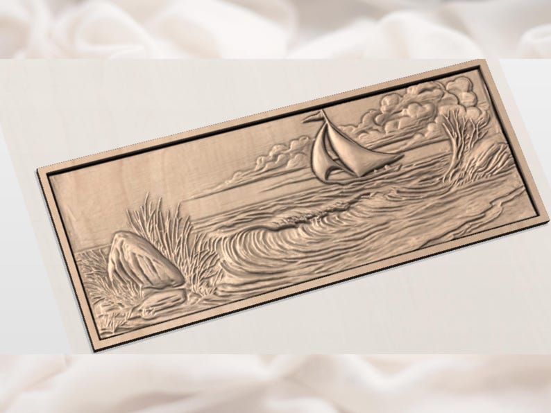K&ouml;nnte beinhalten: Rechteckige Holzreliefschnitzerei, die ein Segelboot auf einem welligen Meer mit Wolken und einer K&uuml;stenlinie darstellt. Das Kunstwerk ist in einem dunklen Rahmen eingefasst und zeigt eine detaillierte nautische Szene.