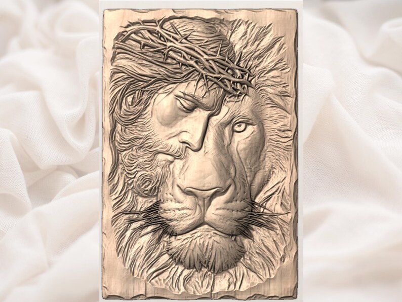 Peut inclure: Sculpture en bois repr&eacute;sentant un visage fusionn&eacute; avec une t&ecirc;te de lion. Le visage humain porte une couronne d'&eacute;pines. La crini&egrave;re et le visage du lion sont richement d&eacute;taill&eacute;s. L'&oelig;uvre est dans des tons bruns et beiges, avec une texture.
