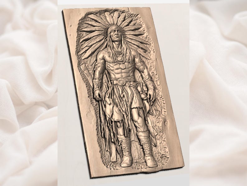 Puede incluir: Un detallado relieve tallado de un hombre nativo americano con vestimenta tradicional. La figura se representa con un tocado de plumas, ropa intrincada y varios adornos. El tallado tiene forma rectangular con un acabado marr&oacute;n claro texturizado.