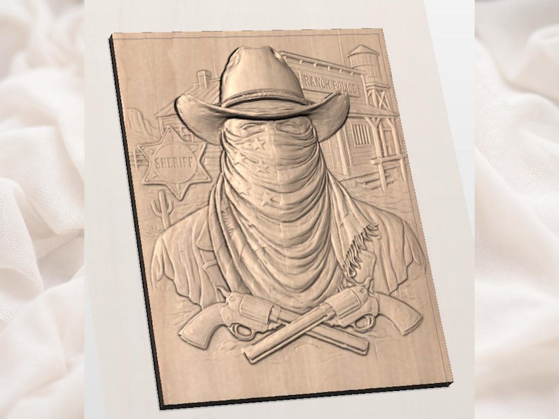 Puede incluir: Talla en relieve de madera de un vaquero con un pa&ntilde;uelo que le cubre la cara, un sombrero de vaquero y rev&oacute;lveres cruzados. La talla incluye una placa de sheriff, un edificio con el texto "Ranch Police" y un cactus.