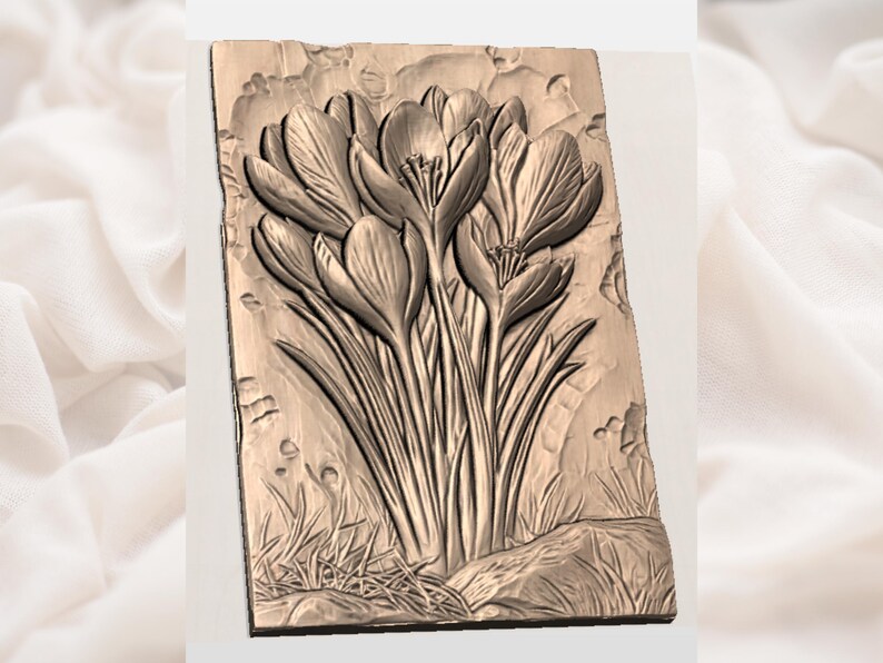 Op de afbeelding: Een rechthoekige, bronskleurige reli&euml;fsculptuur met een cluster van krokusbloemen in volle bloei. De gedetailleerde gravure toont de bloemblaadjes, stengels en bladeren, met een getextureerde achtergrond en subtiele schaduwen. Het kunstwerk roept een gevoel van natuur en botanische schoonheid op.