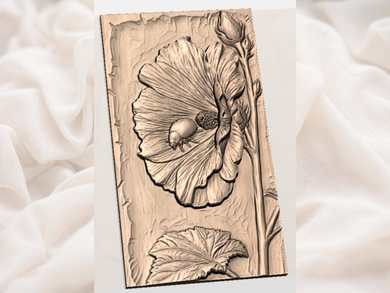 K&ouml;nnte beinhalten: Eine detaillierte Holzschnitzerei einer gro&szlig;en Blume mit komplizierten Bl&uuml;tenblattdetails, einer zentralen Samenkapsel und einem Blatt. Die Schnitzerei befindet sich in einem rechteckigen Rahmen in hellbrauner Farbe.