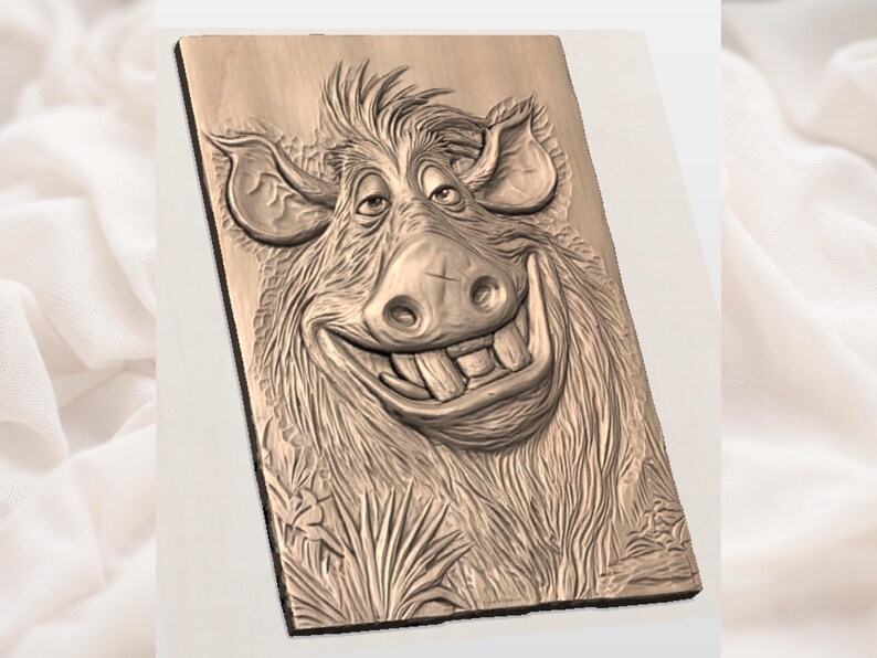 K&ouml;nnte beinhalten: Rechteckige Holzplakette mit einem geschnitzten, l&auml;chelnden Cartoon-Warzenschwein-Gesicht. Das Warzenschwein hat gro&szlig;e Ohren, eine markante Schnauze und sichtbare Sto&szlig;z&auml;hne. Die Schnitzerei ist detailliert, mit strukturiertem Fell und Gras am Boden. Die Plakette hat eine warme braune Farbe.