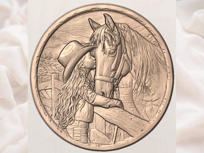 Pu&ograve; includere: Una scultura a rilievo color bronzo raffigurante una ragazza che bacia un cavallo. La ragazza indossa un cappello da cowboy e una giacca, abbracciando il cavallo vicino a una staccionata di legno. Il cavallo ha dettagli precisi e lo sfondo mostra un paesaggio.