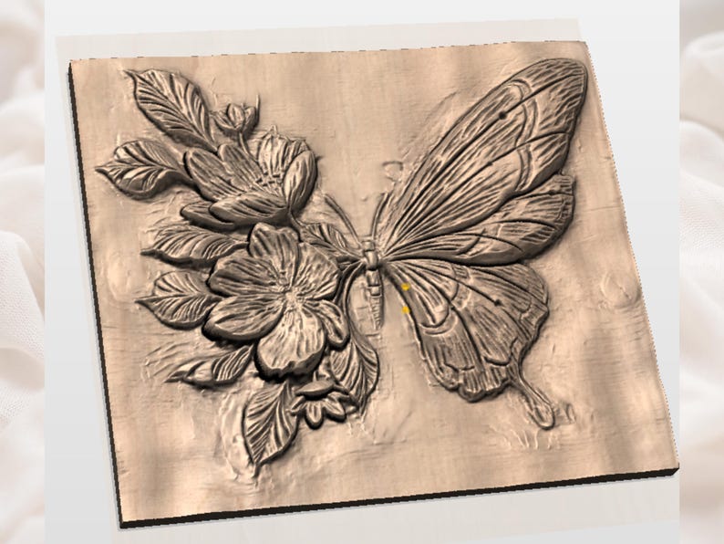 Puede incluir: Escultura en relieve detallada de una mariposa y flores. La mariposa tiene alas grandes y texturizadas y est&aacute; colocada junto a un grupo de flores y hojas talladas intrincadamente. La obra de arte est&aacute; en un tono c&aacute;lido y neutro.