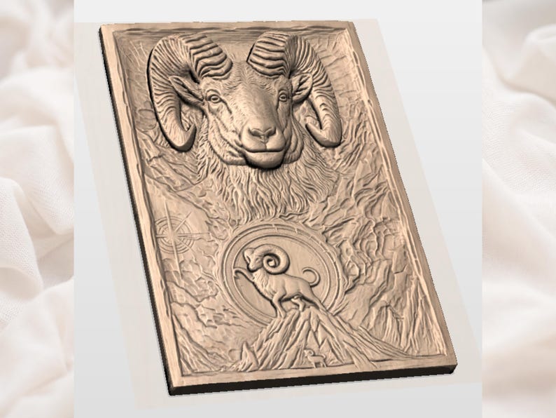 Puede incluir: Un relieve rectangular de color bronce con la cabeza de un carnero en la parte superior. Debajo, un emblema circular representa un carnero en una monta&ntilde;a, con una rosa de los vientos y un fondo texturizado.