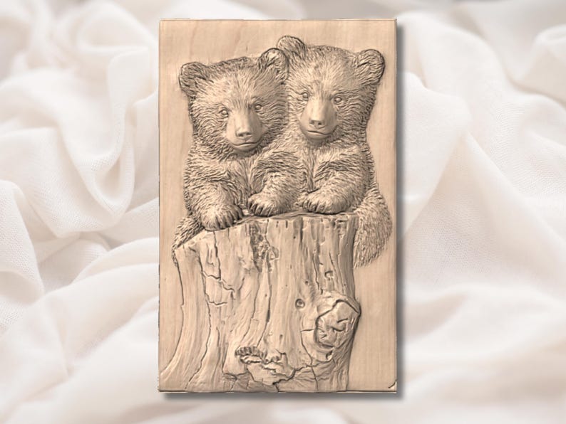 Puede incluir: Escultura rectangular de madera con dos cachorros de oso sentados en un toc&oacute;n. Los cachorros tienen detalles de pelaje y rasgos faciales. La talla es en tonos marrones y beige, resaltando la veta de la madera.