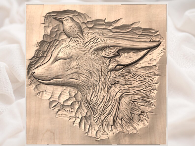 Puede incluir: Talla de madera de un zorro con los ojos cerrados, con texturas de pelaje detalladas. Un peque&ntilde;o p&aacute;jaro descansa sobre la cabeza del zorro. La obra de arte est&aacute; en tonos marrones y beige, mostrando una est&eacute;tica natural y r&uacute;stica.