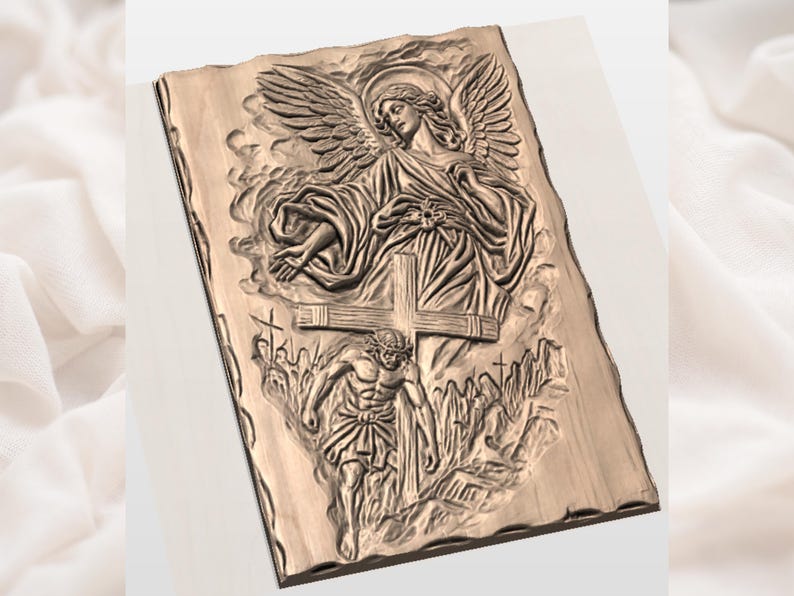 Puede incluir: Un detallado relieve que representa un &aacute;ngel con alas extendidas sobre una cruz y una figura. La obra de arte tiene forma rectangular con un aspecto texturizado y envejecido, y est&aacute; realizada en un tono c&aacute;lido y terroso.