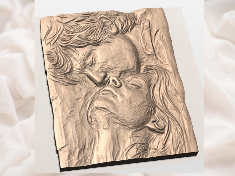 K&ouml;nnte beinhalten: Rechteckige Reliefskulptur, die zwei Gesichter in einer z&auml;rtlichen Umarmung zeigt. Die Gesichter sind aus einem hellbraunen Material geschnitzt, mit geschlossenen Augen und detailliertem Haar. Das Kunstwerk weckt ein Gef&uuml;hl von Intimit&auml;t und Verbundenheit.