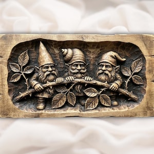 Peut inclure: Sculpture en relief en bois représentant trois gnomes tenant une branche avec des feuilles. Les gnomes ont de longues barbes et des chapeaux pointus. La sculpture est dans les tons bruns et a un aspect rustique et artisanal.