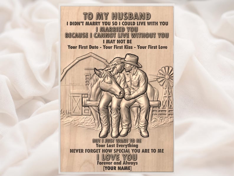 Op de afbeelding: Houten plaquette met een gebeeldhouwd reli&euml;f van een stel op een bank met een paard, schuur en windmolen. De tekst bevat "To My Husband" en een liefdevolle boodschap. Een rustiek cadeau met landelijk thema.
