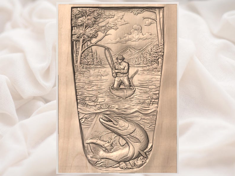 Pu&ograve; includere: Intaglio in legno a rilievo raffigurante un pescatore su una barca, che getta una lenza in un lago. La scena comprende alberi, montagne e un grosso pesce che salta fuori dall'acqua. L'intaglio &egrave; incorniciato.