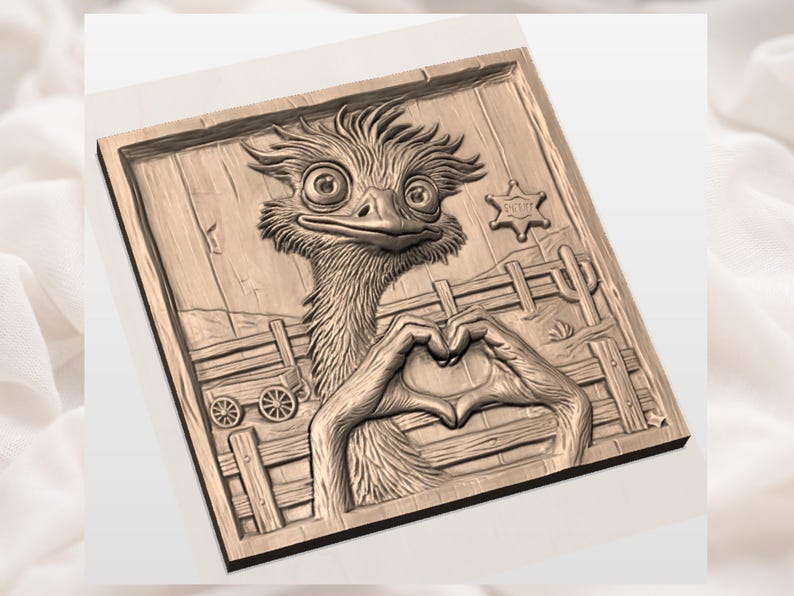 Puede incluir: Relieve de madera que representa un avestruz de dibujos animados haciendo un coraz&oacute;n con las manos. El fondo incluye una placa de sheriff, una valla y un peque&ntilde;o carro. La talla es en tonos marrones.