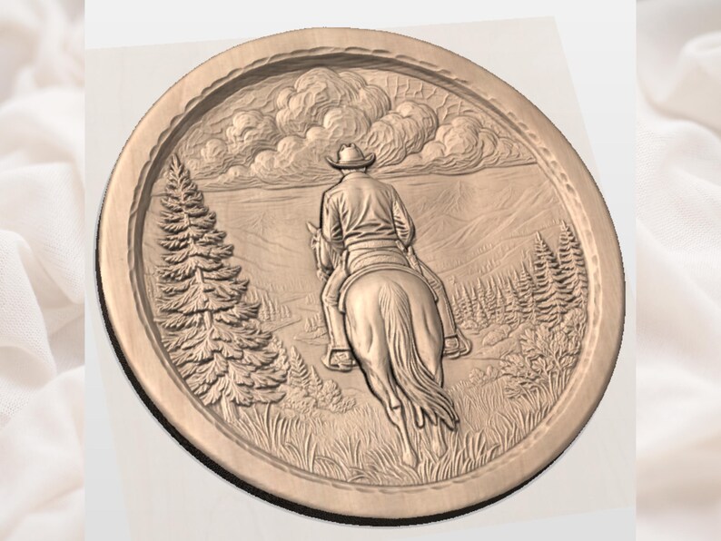 Puede incluir: Un relieve circular de color bronce representa a un vaquero a caballo cabalgando por un paisaje monta&ntilde;oso. La obra de arte detallada incluye &aacute;rboles, nubes y un borde texturizado, mostrando un tema del oeste.