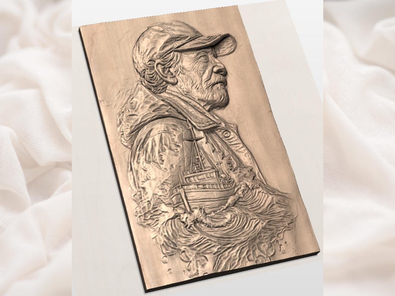 Puede incluir: Un relieve de madera que representa a un hombre mayor con gorra y chaqueta, con un barco al fondo. El tallado es detallado, mostrando el rostro del hombre y la estructura del barco. La obra de arte est&aacute; montada sobre un panel de madera rectangular.
