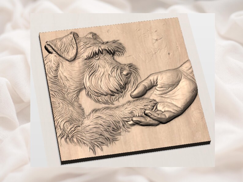 Puede incluir: Un relieve de madera muestra la pata de un perro en una mano humana. El perro, con pelo detallado, es un Schnauzer. La mano se extiende hacia la pata del perro. El relieve est&aacute; sobre una superficie de madera marr&oacute;n claro.