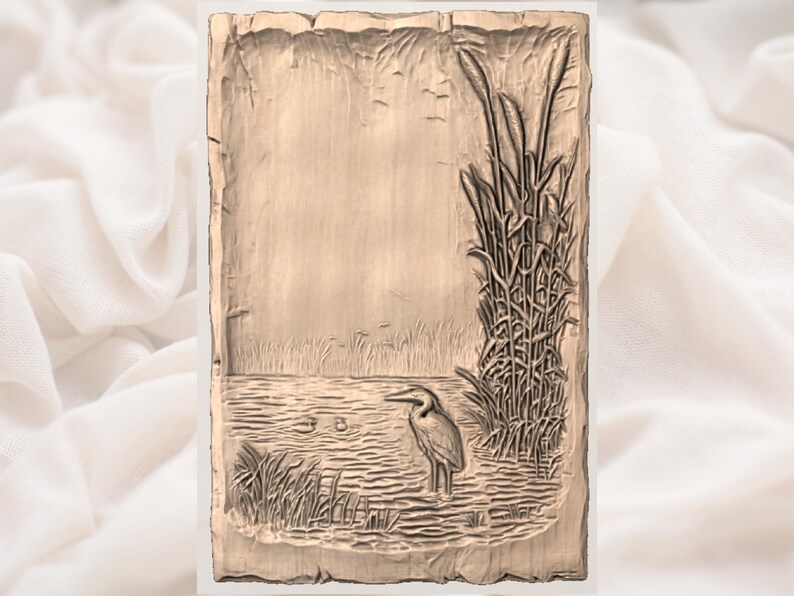 K&ouml;nnte beinhalten: Eine detaillierte Reliefschnitzerei, die eine ruhige Wasserlandschaft mit einem Reiher im Wasser darstellt. Hohe Schilfgr&auml;ser und Gr&auml;ser umrahmen die Szene, mit V&ouml;geln im Flug dar&uuml;ber. Das Kunstwerk wird von einem strukturierten, gealterten Rahmen umgeben.