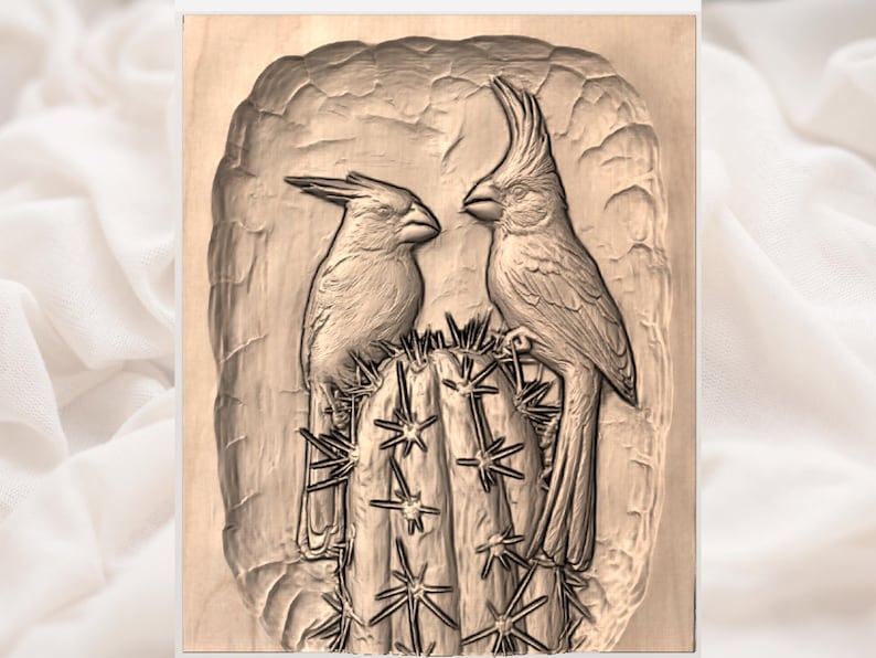 Puede incluir: Una detallada talla de madera representa dos p&aacute;jaros posados en un cactus. Las aves, con plumas y crestas detalladas, se miran. El cactus presenta espinas afiladas y el fondo es texturizado.