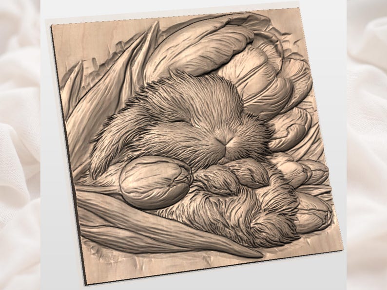 Puede incluir: Un relieve de madera que representa un conejo durmiente entre tulipanes. El pelaje del conejo y los p&eacute;talos de los tulipanes est&aacute;n tallados con detalle. La talla es en tonos marrones y beige, creando una escena natural y serena.