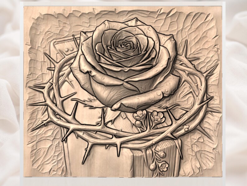 Pu&ograve; includere: Intaglio in legno dettagliato di una rosa con una corona di spine. La rosa &egrave; in piena fioritura, con intricati dettagli dei petali. Le spine sono affilate e prominenti, che circondano il fiore. L'intaglio &egrave; su uno sfondo strutturato.