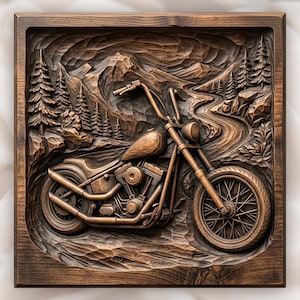 Op de afbeelding: Een vierkant houten wandkunstwerk met een gedetailleerde reliëfsnijwerk van een motorfiets op een kronkelende weg. De scène bevat uitgesneden dennenbomen en bergtoppen op de achtergrond, alles uitgevoerd in een rijke, donkerbruine houtnerfafwerking.