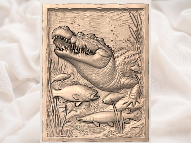 K&ouml;nnte beinhalten: Ein rechteckiges Holzrelief, das ein Alligator mit offenem Maul zeigt, der in Wasser getaucht ist. Mehrere Fische und Wasserpflanzen sind ebenfalls in das Holz geschnitzt. Die Schnitzerei ist in Braun- und Beiget&ouml;nen gehalten.