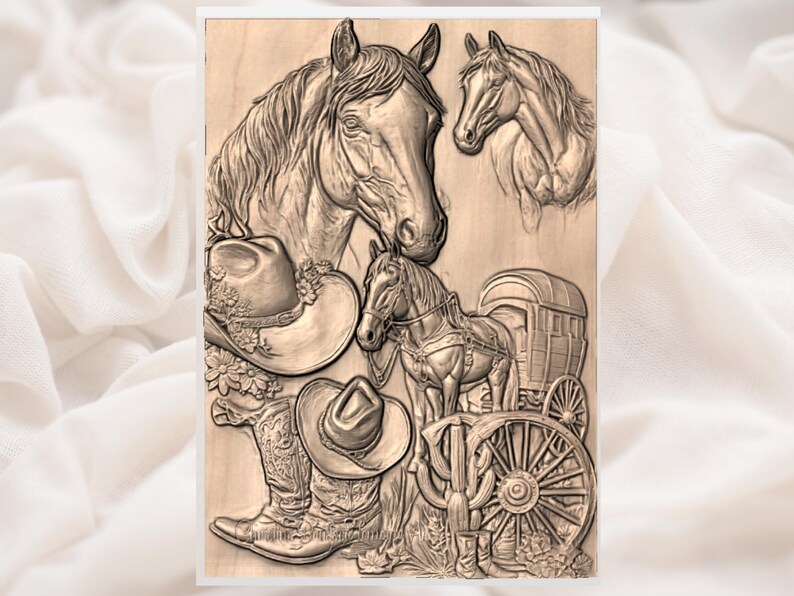 K&ouml;nnte beinhalten: Eine detaillierte Holzschnitzerei mit Western-Motiv. Das Kunstwerk zeigt einen Pferdekopf, einen Cowboyhut, einen Cowboy-Stiefel, einen Pferdewagen und einen Kaktus. Die Schnitzerei ist in Braun- und Beiget&ouml;nen gehalten.
