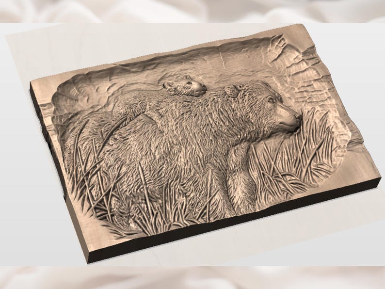 Op de afbeelding: Een gedetailleerde houten reli&euml;fsnede van een beer en welp in een natuurlijke omgeving. De beer is afgebeeld met getextureerde vacht, omringd door gesneden gras en een rotsachtige achtergrond. Het kunstwerk wordt gepresenteerd op een rechthoekige houten plaat.