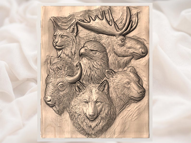 Pu&ograve; includere: Un'intagliatura in legno dettagliata raffigurante le teste di sei animali nordamericani: una lince, un alce, un'aquila, un bisonte, un lupo e un orso. La scultura a rilievo &egrave; nei toni del marrone e del beige.