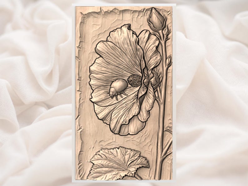 K&ouml;nnte beinhalten: Eine detaillierte, sepiafarbene Reliefschnitzerei einer gro&szlig;en Blume, wahrscheinlich eine Stockrose, mit komplizierten Bl&uuml;tenblattdetails und einer zentralen Samenkapsel. Eine Knospe und ein Blatt sind ebenfalls geschnitzt. Das Kunstwerk ist gerahmt.
