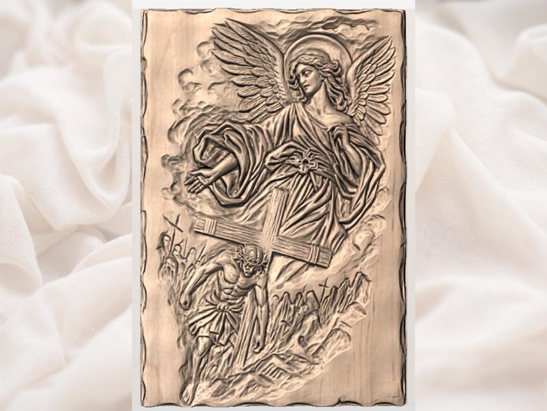 Puede incluir: Una talla en relieve detallada representa un &aacute;ngel con alas extendidas y un halo, sosteniendo una cruz. El &aacute;ngel est&aacute; sobre una figura que lleva la cruz, con otras figuras en el fondo. La obra de arte est&aacute; en tonos marrones.