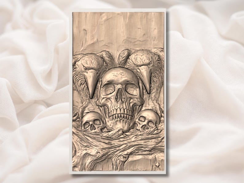 Puede incluir: Un detallado relieve tallado que presenta una calavera central flanqueada por dos cuervos y dos calaveras m&aacute;s peque&ntilde;as. La obra de arte est&aacute; representada en tonos marrones, creando una est&eacute;tica g&oacute;tica o macabra. El dise&ntilde;o es intrincado y texturizado.