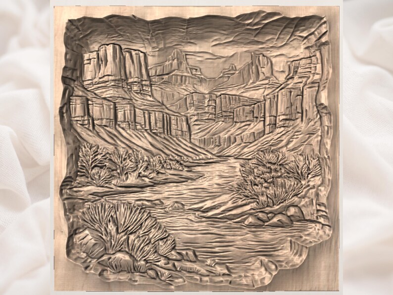 K&ouml;nnte beinhalten: Ein detailliertes, geschnitztes Holzrelief, das eine Canyonlandschaft mit einem Fluss darstellt. Das Kunstwerk zeigt strukturierte Klippen, flie&szlig;endes Wasser und Vegetation, alles in Braunt&ouml;nen gehalten. Das St&uuml;ck ist in einem rechteckigen Rahmen eingefasst.