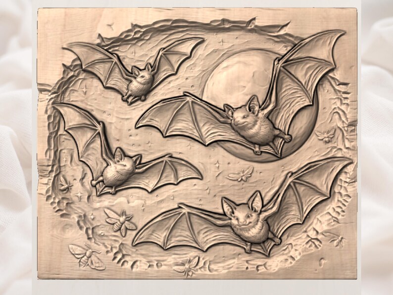 Puede incluir: Una talla de madera que representa cinco murci&eacute;lagos en vuelo, sobre un fondo de luna llena y estrellas. Los murci&eacute;lagos est&aacute;n intrincadamente detallados, con alas extendidas y una superficie texturizada. El dise&ntilde;o evoca un tema nocturno de Halloween.
