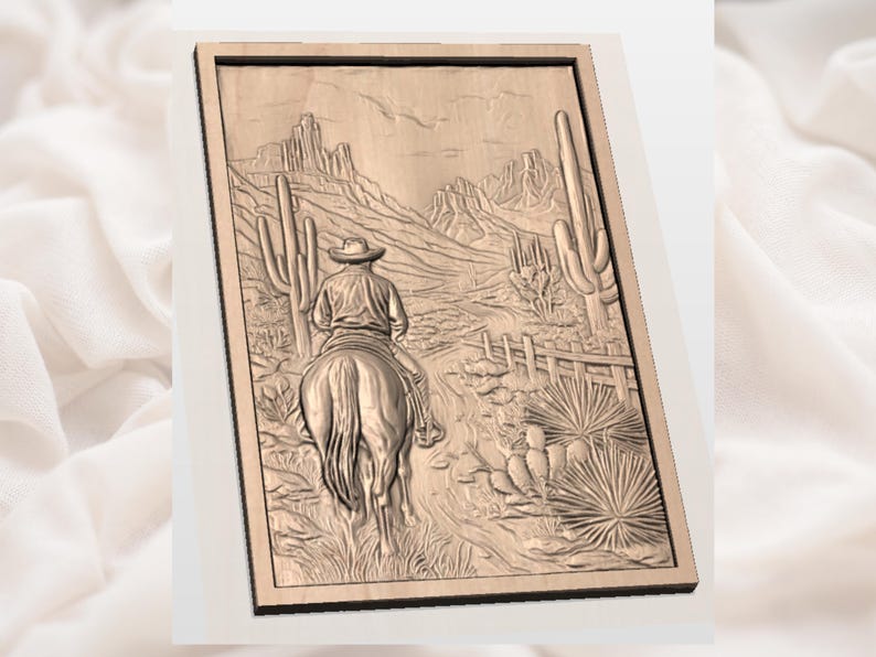 Puede incluir: Talla en relieve de madera que representa a un vaquero a caballo en un paisaje des&eacute;rtico. La obra de arte presenta cactus, monta&ntilde;as y una valla de madera, todo en tonos marrones, en un marco rectangular.