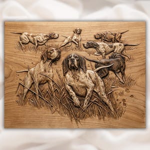 Op de afbeelding: Houten plaat met een reliëf van honden in een grasveld. De honden worden in verschillende poses getoond, sommige staan en andere liggen. Het hout heeft een warme, natuurlijke tint.