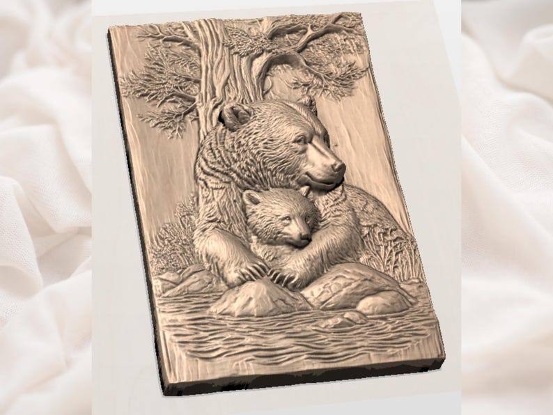 Puede incluir: Tallado en relieve detallado de un oso y su osezno acurrucados bajo un &aacute;rbol. La obra de arte est&aacute; representada en tonos marrones, representando a los animales en un entorno natural. El osezno es abrazado por la osa.