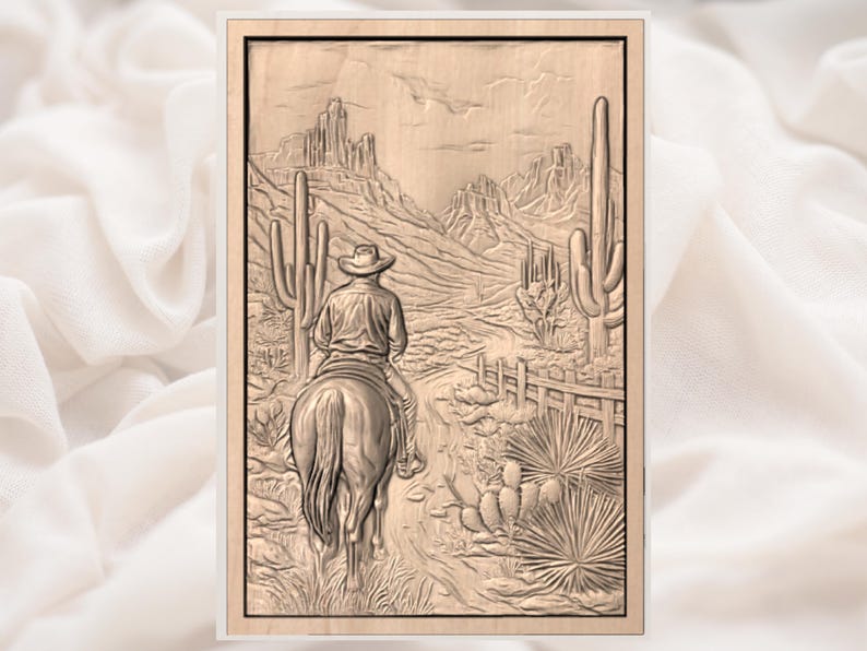 Puede incluir: Talla en relieve de madera que representa a un vaquero a caballo cabalgando por un paisaje des&eacute;rtico. La obra de arte presenta una representaci&oacute;n detallada de cactus, monta&ntilde;as y una valla de madera, todo en tonos marrones.