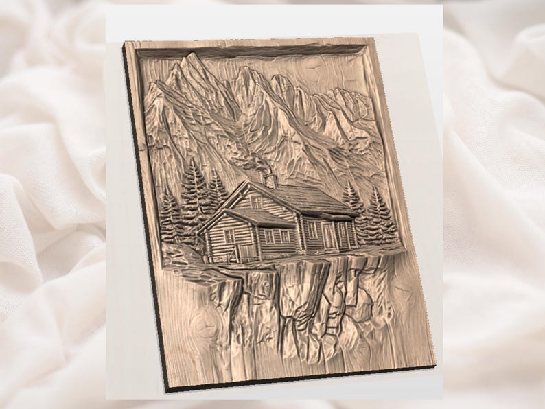 K&ouml;nnte beinhalten: Ein Holzreliefschnitzerei, die eine Bergchaletszene darstellt. Das Kunstwerk zeigt eine detaillierte Darstellung einer H&uuml;tte inmitten von Kiefern, mit einem Hintergrund aus hoch aufragenden Bergen. Das Relief ist in einem warmen, nat&uuml;rlichen Holzton geschnitzt.